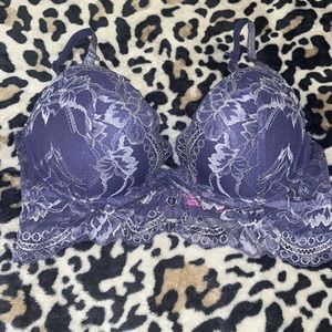 Sexy night will be looking right with this set.! Never worn.!!!